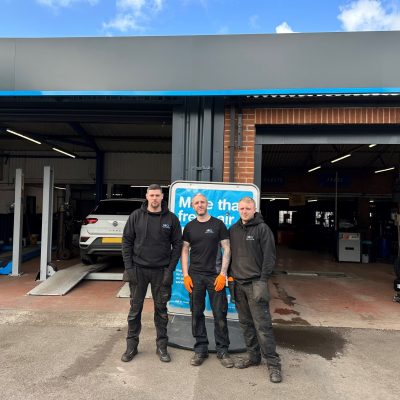 Hi Q Somercotes Team Picture outside centre