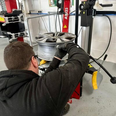 Hi Q Tyre Expert Newcastle Mechanic Fixing Tyre