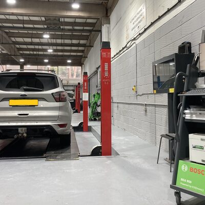 Hi Q Tyres Autocare Hockley MOT Bay