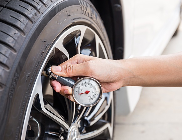 Checking tyre pressure