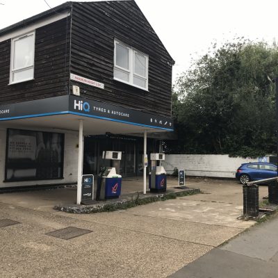 Hi Q Tyres Autocare Maidenhead exterior and totem